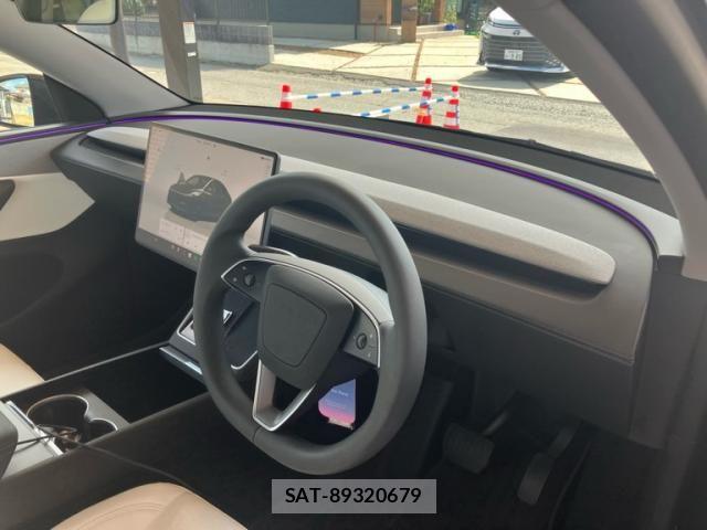 Tesla MODEL Y 2025-09 8317647-12