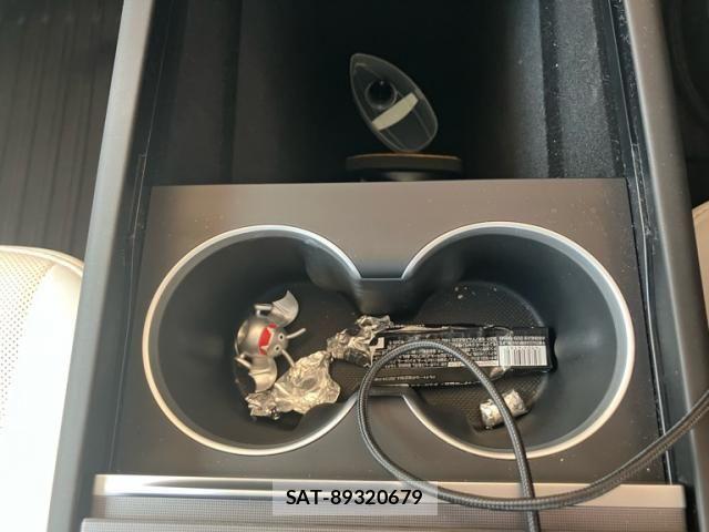 Tesla MODEL Y 2025-09 8317647-15