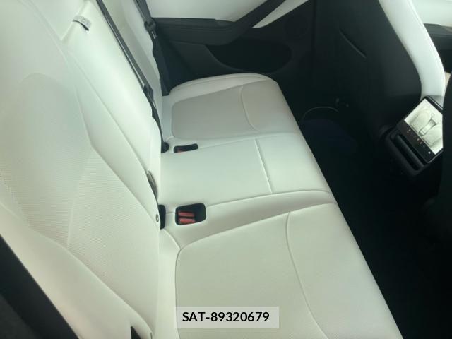 Tesla MODEL Y 2025-09 8317647-18