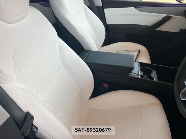 Tesla MODEL Y 2025-09 8317647-24