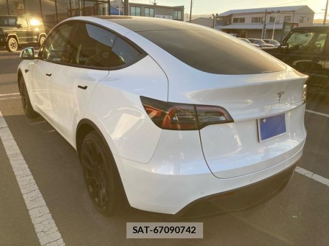 Tesla MODEL Y 2023-03 8369426-9