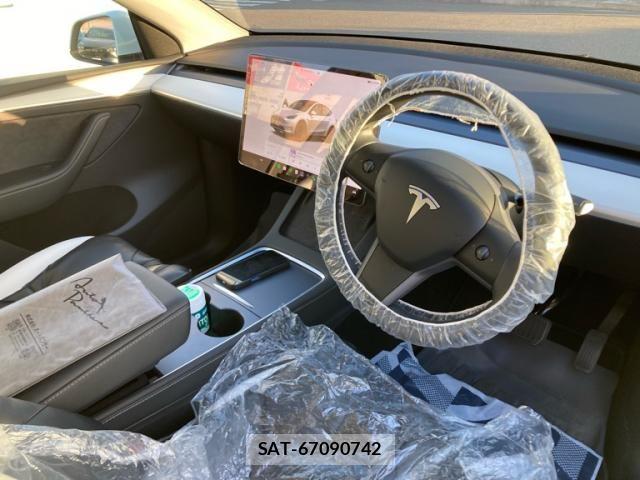 Tesla MODEL Y 2023-03 8369426-11