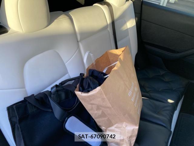 Tesla MODEL Y 2023-03 8369426-13