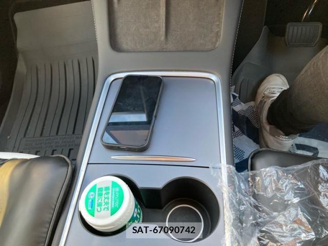 Tesla MODEL Y 2023-03 8369426-17
