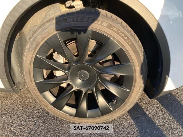 Tesla MODEL Y 2023-03 8369426-3