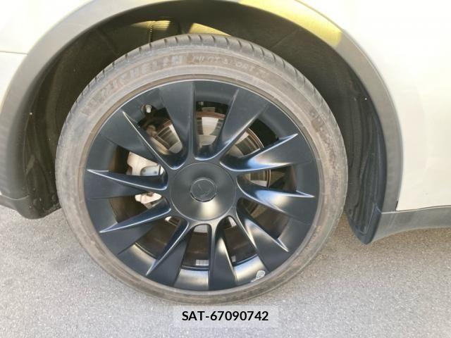 Tesla MODEL Y 2023-03 8369426-5