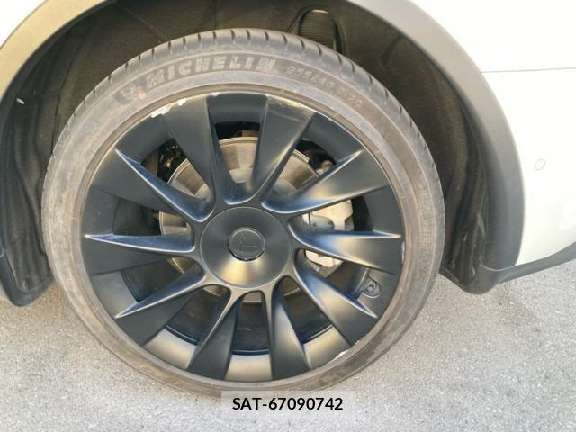 Tesla MODEL Y 2023-03 8369426-6