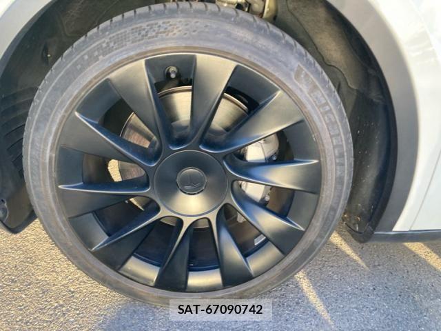 Tesla MODEL Y 2023-03 8369426-7