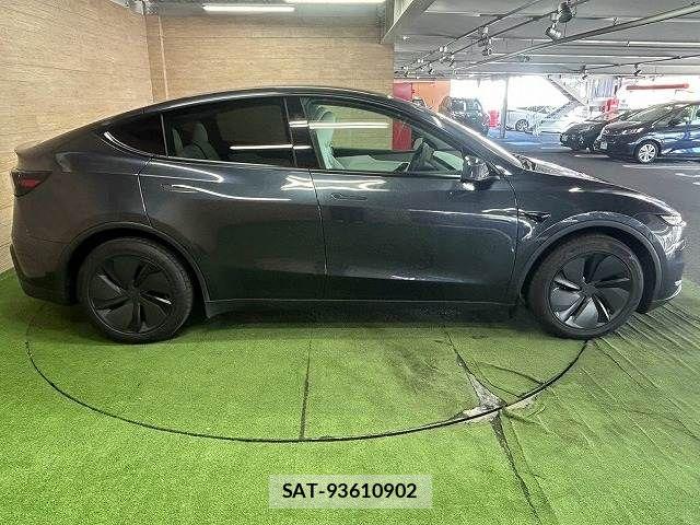 Tesla MODEL Y 2025-09 8486180-17
