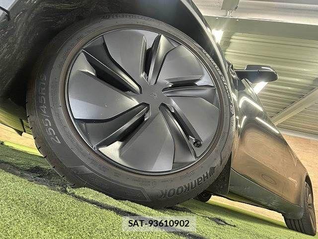 Tesla MODEL Y 2025-09 8486180-18