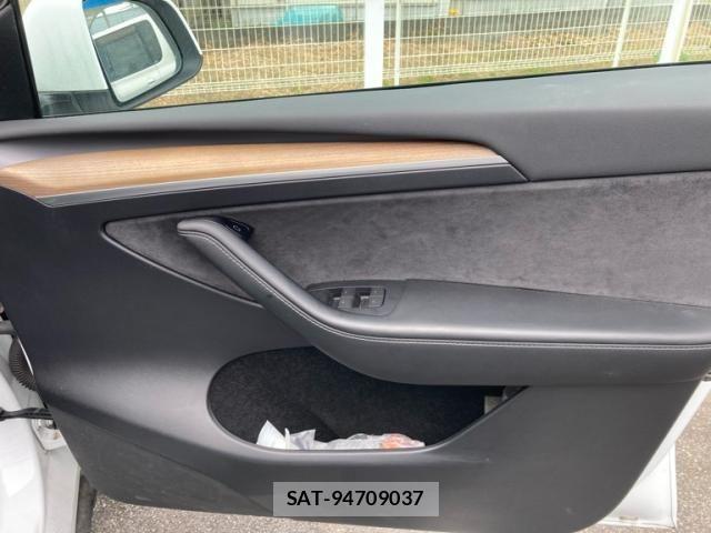 Tesla MODEL Y 2022-11 8746361-14