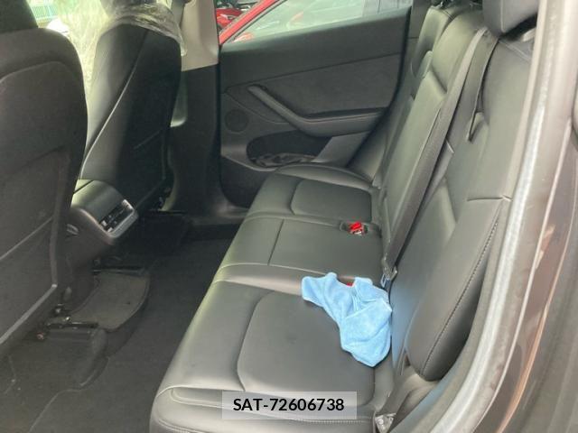 Tesla MODEL Y 2022-10 8832080-13