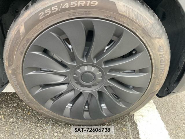 Tesla MODEL Y 2022-10 8832080-4