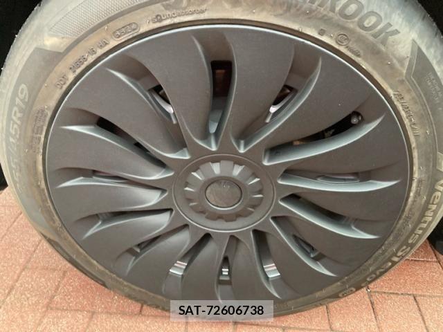 Tesla MODEL Y 2022-10 8832080-5