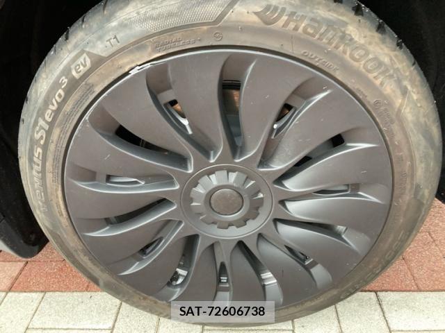 Tesla MODEL Y 2022-10 8832080-6