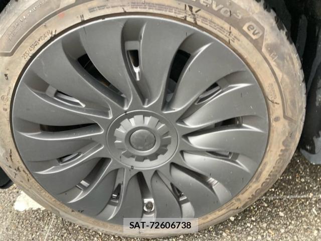 Tesla MODEL Y 2022-10 8832080-7