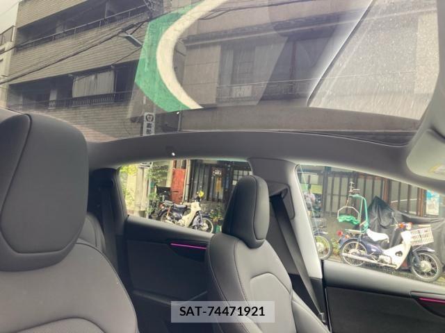 Tesla MODEL Y 2025-08 8832079-11