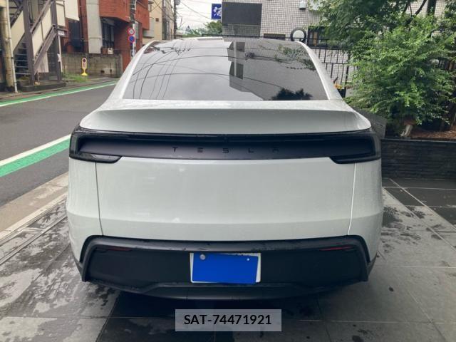 Tesla MODEL Y 2025-08 8832079-2