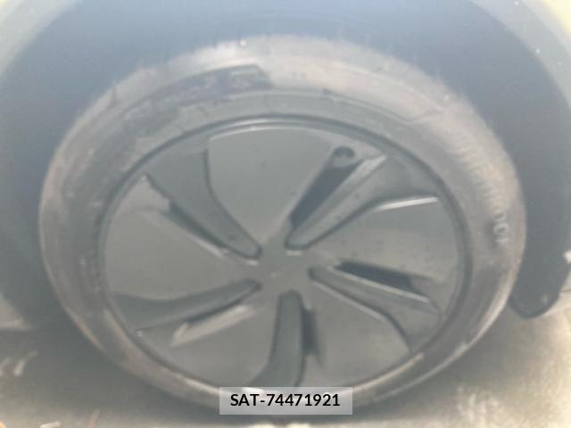 Tesla MODEL Y 2025-08 8832079-4