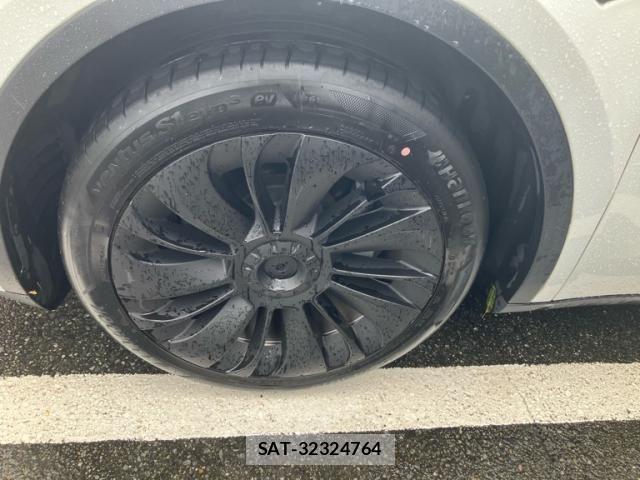 Tesla MODEL Y 2023-10 8882622-9