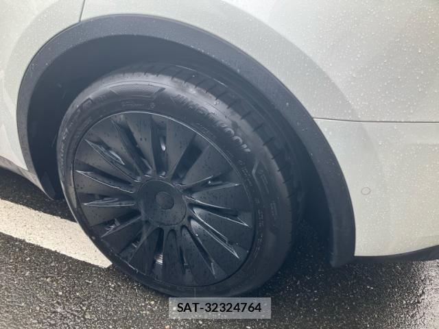 Tesla MODEL Y 2023-10 8882622-10