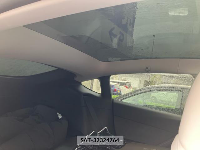 Tesla MODEL Y 2023-10 8882622-12