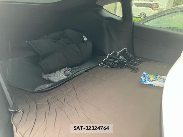 Tesla MODEL Y 2023-10 8882622-13