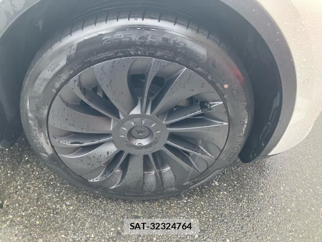 Tesla MODEL Y 2023-10 8882622-7