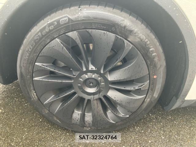Tesla MODEL Y 2023-10 8882622-8