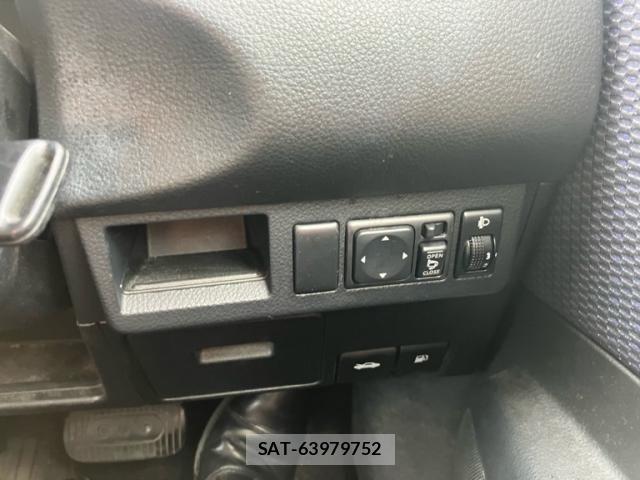 Nissan TIIDA 2006-12 7458429-21