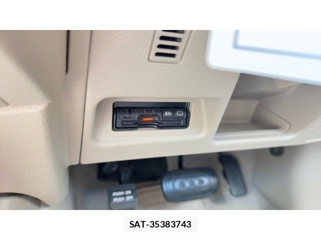 Nissan TIIDA 2012-02 8075932-18