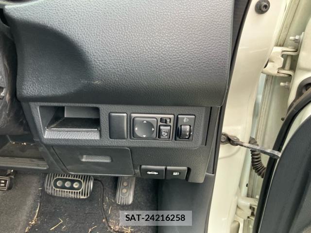 Nissan TIIDA 2009-09 8882632-13