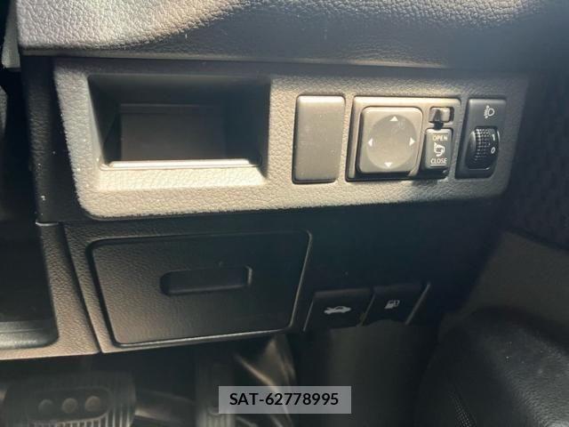 Nissan TIIDA 2010-07 8884493-15