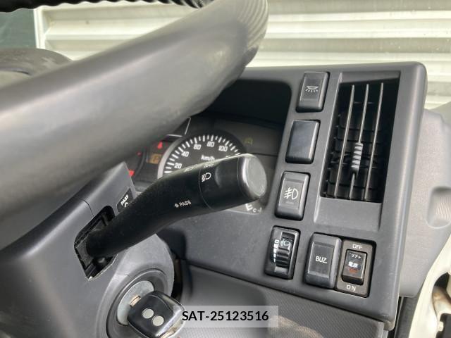 Mazda TITAN 2013-06 1082419-16