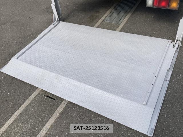 Mazda TITAN 2013-06 1082419-22
