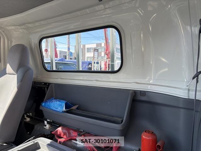 Mazda TITAN 2017-07 7272669-17