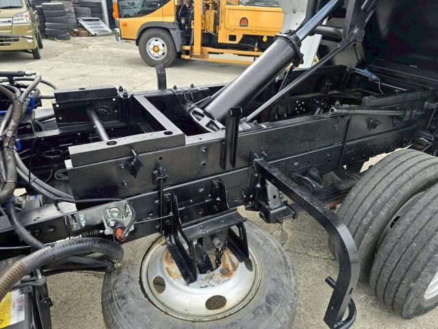 Mazda TITAN 2013-08 7710536-16