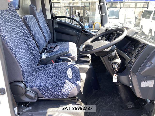 Mazda TITAN 2022-04 8075935-6