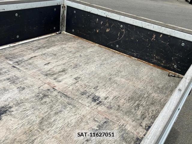 Mazda TITAN 2023-02 8159388-9