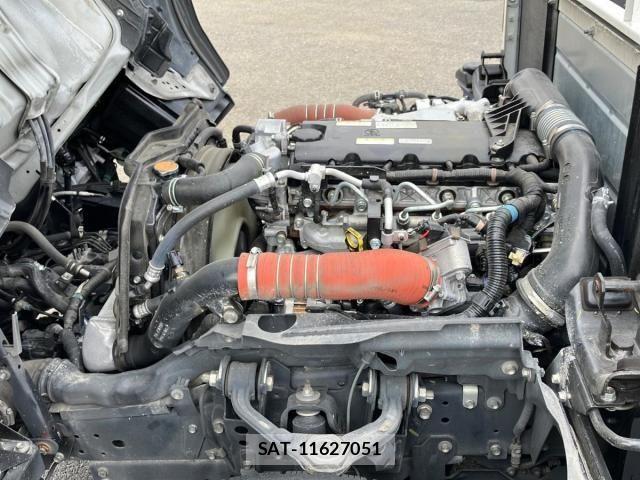 Mazda TITAN 2023-02 8159388-13