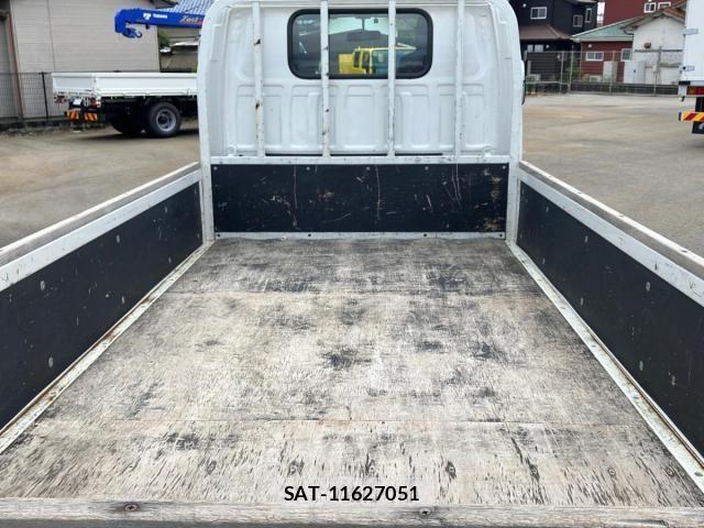 Mazda TITAN 2023-02 8159388-6