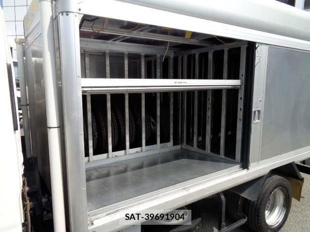 Mazda TITAN 2013-06 8246952-9