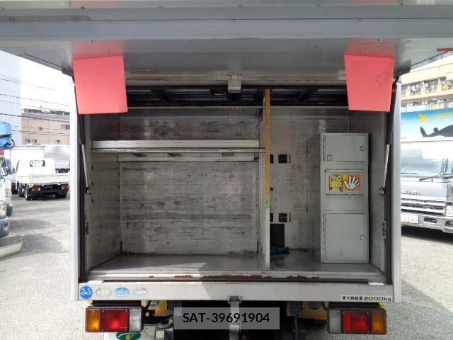 Mazda TITAN 2013-06 8246952-11
