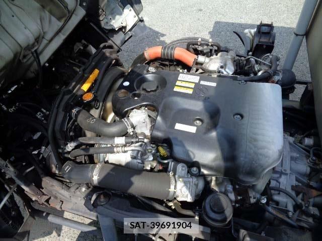 Mazda TITAN 2013-06 8246952-3