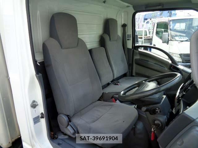 Mazda TITAN 2013-06 8246952-4