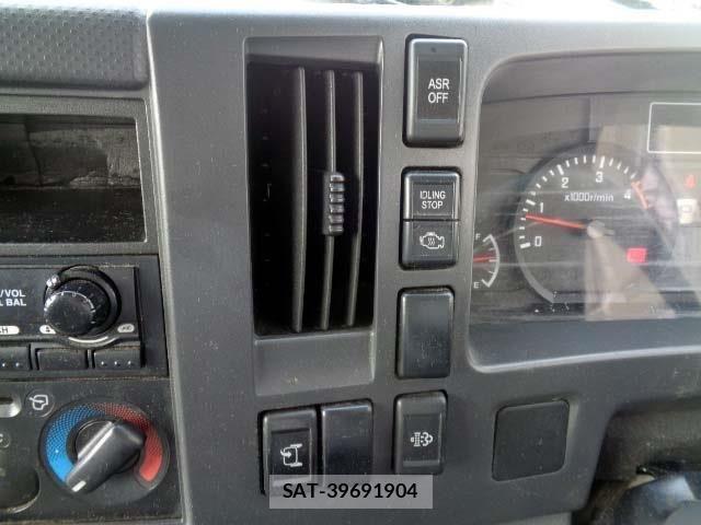 Mazda TITAN 2013-06 8246952-5