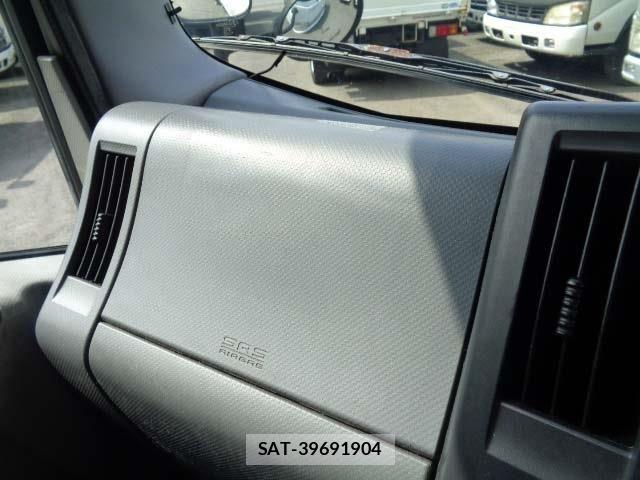 Mazda TITAN 2013-06 8246952-8