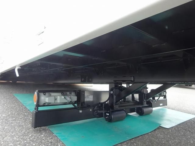 Mazda TITAN 2026-03 8332072-25