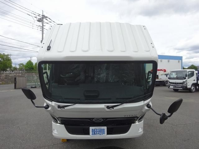 Mazda TITAN 2026-03 8332072-28