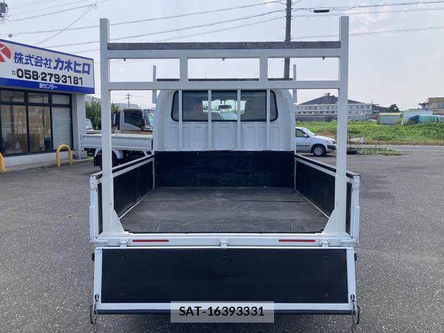 Mazda TITAN 2020-03 8355788-9